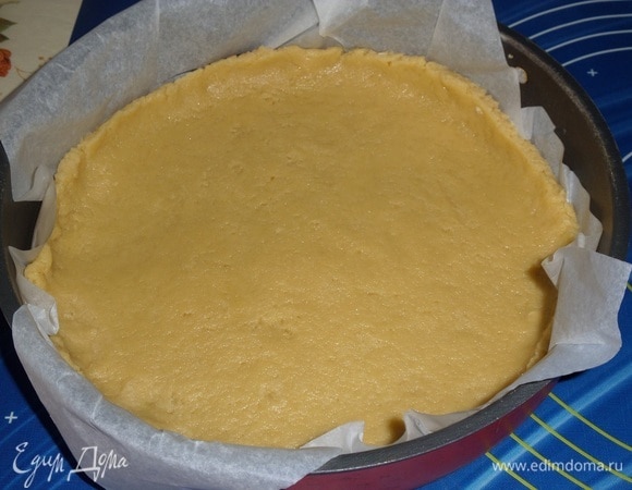 Тесто достаем из морозильной камеры. Раскатываем лепешкой. Выкладываем в форму для выпекания, формируя бортики.