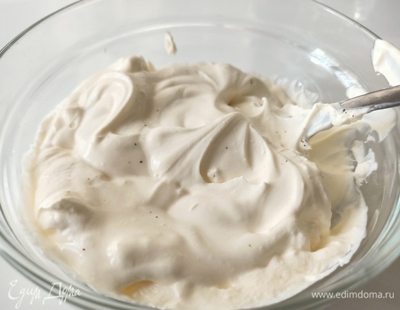 Для приготовления соуса бешамель в кастрюле с толстым дном растопить сливочное масло, добавить муку. Держать на огне, пока мука не станет слегка золотистой. Затем добавить горячее молоко и варить на слабом огне 5–6 минут, до загустения. Снять с огня, добавить соль, перец и мускатный орех. Немного взбить. Накрыть пищевой пленкой, чтобы избежать образования корки на поверхности соуса.