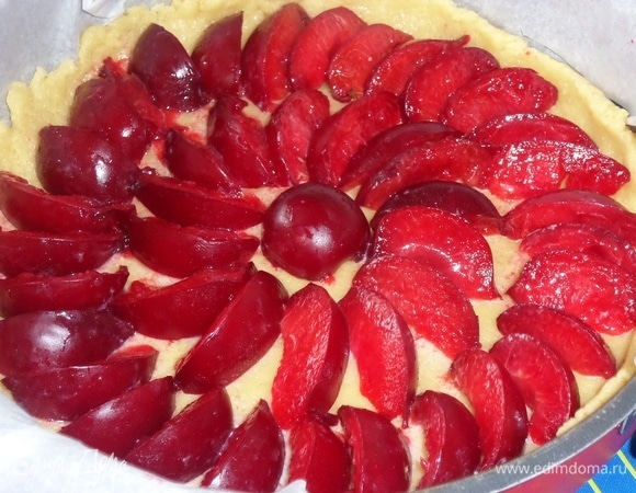 Выкладываем нарезанные сливы.