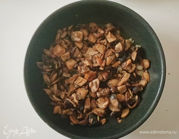 Отварить грибы в течение 10 минут после закипания. Затем обжарить их в небольшом количестве подсолнечного масла с мелко нарезанным луком около 15 минут. Добавить соль, перец по вкусу.