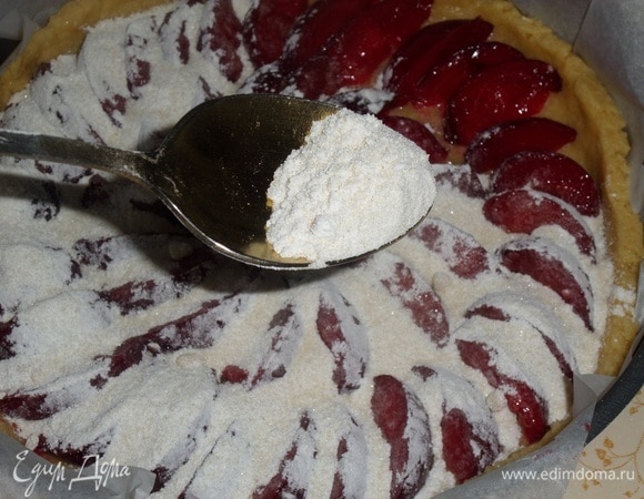 Посыпаем сливы крахмально-сахарной смесью.