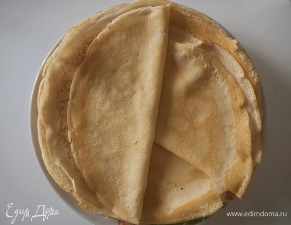 Яйца с солью слегка взбить венчиком. Добавить муку, молоко и размешать до однородного состояния. Дать постоять тесту 10–15 минут. Сковороду смазать маслом. Влить в нее половник теста, наклоном сковороды равномерно распределить по всему дну. Готовить, пока тесто сверху равномерно не схватится. Перевернуть блинчик и готовить с обратной стороны еще 1 минуту. Готовый блин переложить на тарелку. Таким образом приготовить блинчики из всего теста.