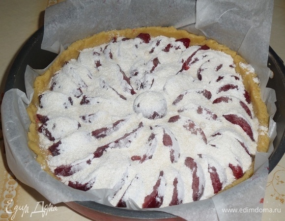 Помещаем форму с пирогом в разогретую духовку.