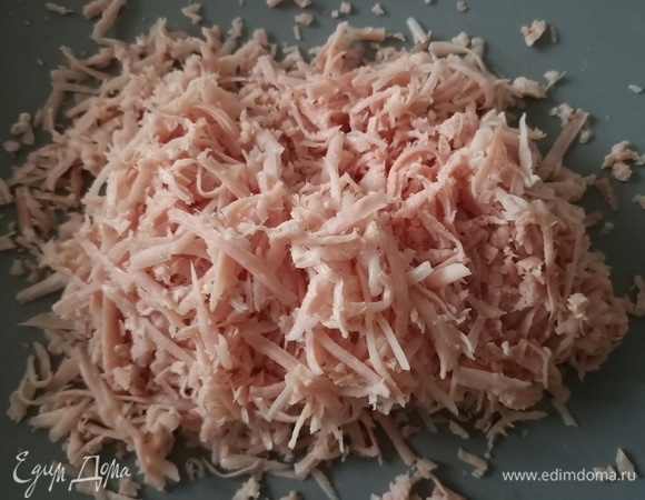 На крупной терке натереть ветчину.