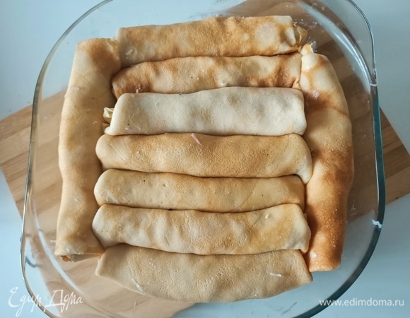 Завернуть начинку. Уложить блинчики в форму.