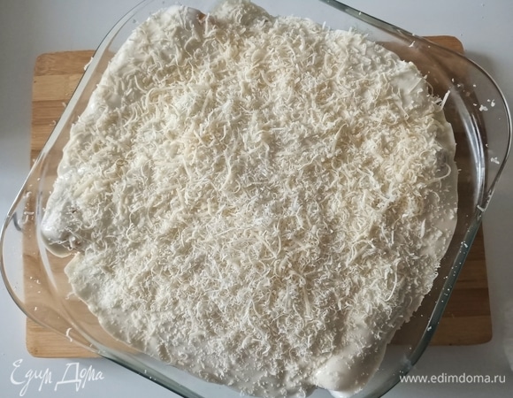 Сверху выложить соус и посыпать сыром.