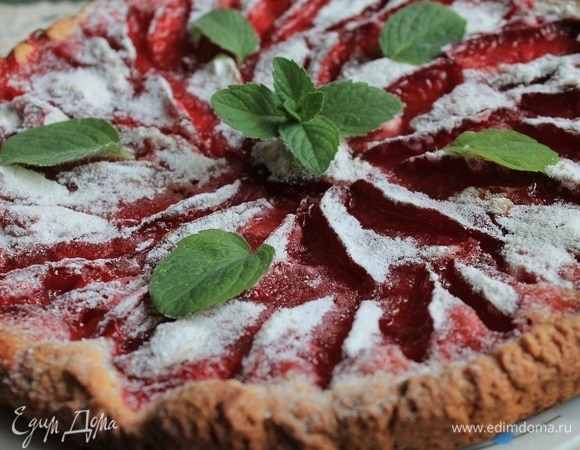 Слегка остужаем пирог. Посыпаем пирог оставшейся сахарной пудрой. Украшаем листиками мяты. Подаем к столу.