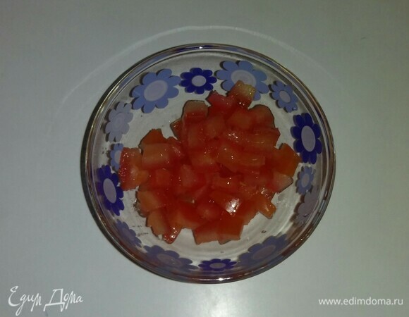 Помидор — мелкими кубиками.