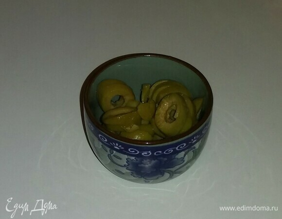 Оливки — тонкими кружочками.