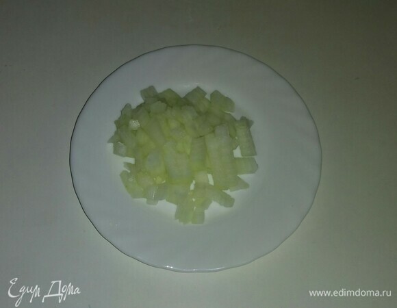 Репчатый лук — мелкими кубиками.