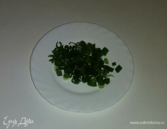 Зеленый лук — кольцами.