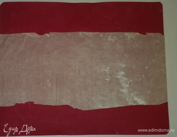 Пока начинка для пирожков тушится, нужно подготовить тесто фило. Это тесто представляет собой очень тонкие листы квадратной формы, и нужно каждый лист разрезать пополам. Я не очень опытный пекарь, поэтому советую не совершать моих ошибок: сразу все тесто не доставать из упаковки, а работать с ним частями.