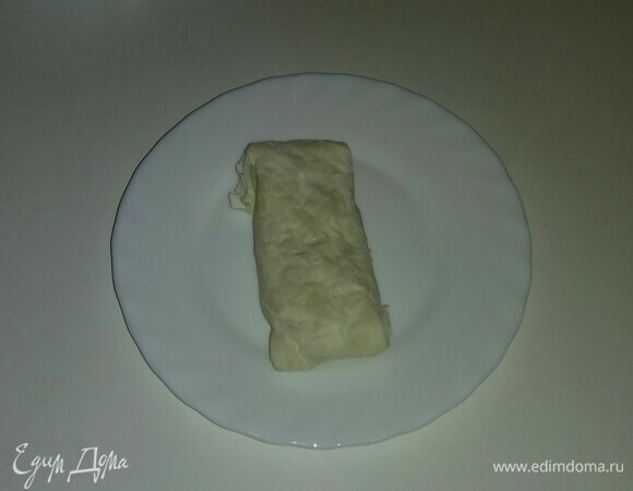 После того как приготовили начинку для пирожков, ее нужно остудить до комнатной температуры и приступать к процессу приготовления пирожков. Для этого на тесто с края листа выкладываем две столовые ложки начинки и формируем порожок. Завернуть все пирожки, пока хватает начинки. Но, и это важно, пирожков должно быть ровно столько, сколько уместится на ваш противень, так как, если сделать сразу все пирожки и выпекать их частями, то в процессе ожидания выпечки пирожки склеются между собой и тесто порвется, что у меня и произошло с частью заготовок.