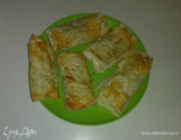 Затем выкладываем пирожки на противень и смазываем их яичным белком. Разогреваем духовку до 185°C и ставим в нее противень с пирожками на 10–12 минут, до появления золотистой корочки (время выпекания зависит от вашей духовки). Пртятного аппетита!