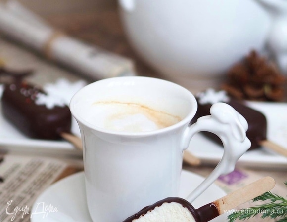 Достаем замороженные эскимо. Быстро окунаем в глазурь и выкладываем на поверхность, застеленную пергаментом. Шоколад на холодной массе очень быстро застывает. Далее необходимо эскимо убрать в холодильник на пару часов.