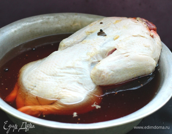 Утку разморозить заранее в холодильнике, не при комнатной температуре. Вскипятить воду, добавить приправы по списку, маринад остудить. Утку выложить в емкость, залить на ночь маринадом, особенно хорошо залить в брюшко. Мясо просолится равномерно в холоде к утру.