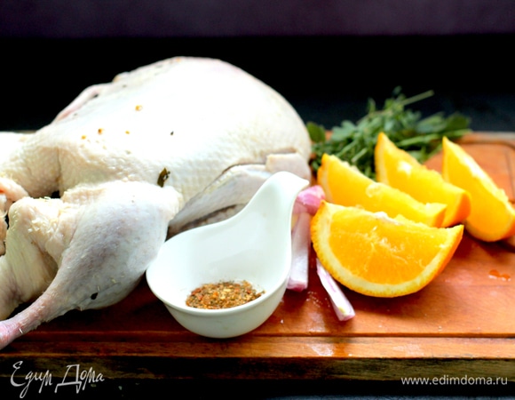 Специи — в порошок, нарезать половину луковицы и апельсина, промыть зелень. Утку обсушить от соленой воды.