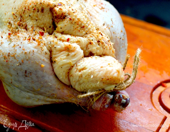 Натереть специями внутри брюшко, вложить веточки зелени, нарезанный лук, апельсин. Стенки соединить, хвостик прижать, лапки связать бечевкой. Сверху птицу ничем не смазываем.