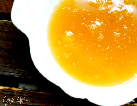 В форму, где будем запекать утку, выжимаем сок половины апельсина, вливаем бульон и херес (или белое вино). Кладем утку в форму грудкой вверх.