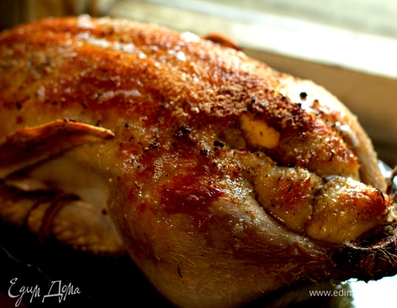 Общее время запекания утки весом 2 кг составляет 80 минут. Духовку нагреваем до 220°C. Выпекаем 15 минут грудкой вверх. Далее переворачиваем на бок, температуру снижаем до 180°C и запекаем 30 минут. Переворачиваем на другой бок, запекаем 15 минут и снова грудкой вверх еще 15 минут. Обратите внимание, что спинкой вверх не укладываем, утка в процессе запекания на боках доходит и на спинке. Удобно на каждый процесс заводить таймер в духовке, чтобы не пропустить время.