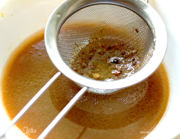 Перекладываем утку на блюдо. Приподнимаем, чтобы из нее вытек сок. Оставляем в теплой духовке при 50°C. Жидкость от приготовления утки пойдет в соус. Удаляем весь жир ложкой. Жир от утки не выливайте, его можно заморозить и использовать для приготовления блюд. Картошка на утином жире получается румяной. Сок от утки процедить.