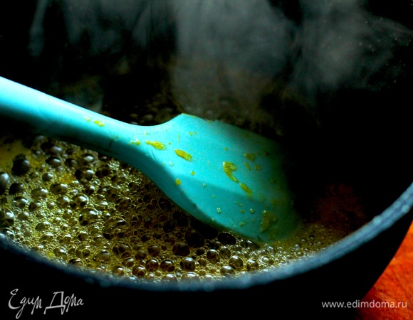 Делаем апельсиновый соус. Нагреваем сахар на умеренном огне, покачивая сотейник. Когда сахар карамелизируется, вливаем подогретый апельсиновый сок. Смесь будет сильно бурлить! Вливаем винный уксус и добавляем соль. Варим на среднем огне, пока карамель не растворится в жидкости. Помешиваем все время, от плиты не отходим. Вливаем сок от приготовления утки в карамель и варим примерно 5 минут на умеренном огне. Снимаем цедру с апельсина, добавляем в соус и варим 2 минуты. Делаем загуститель: смешиваем равное количество сливочного масла и муки до получения мягкой пасты. Понемногу добавляем в соус загуститель и мешаем интенсивно до получения нужной консистенции. Переливаем в соусник.