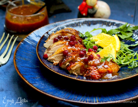 Я подавала с ломтиками запеченного картофеля, полив утку соусом и посыпав клюквой.
