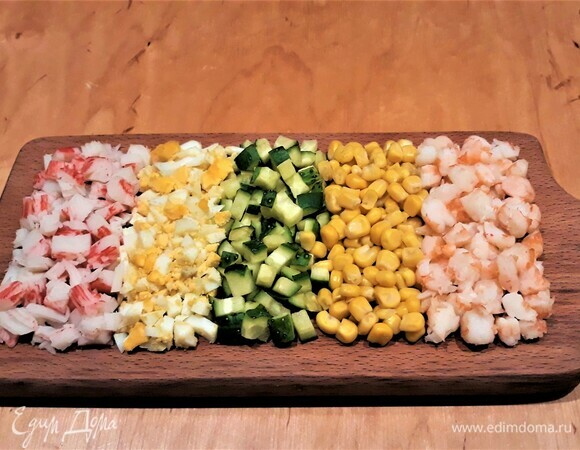 Нарезать мелкими кубиками палочки, яйца, огурец, креветки. Укроп измельчить.