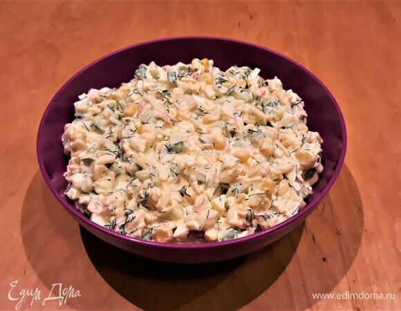 Подготовленные ингредиенты выложить в емкость для смешивания, добавить кукурузу, майонез. Если есть необходимость — соль и перец. Все хорошо перемешать.