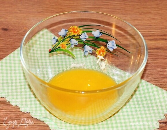 Молоко довести до кипения, снять с плиты и растопить в нем сливочное масло, нарезанное на кусочки. 