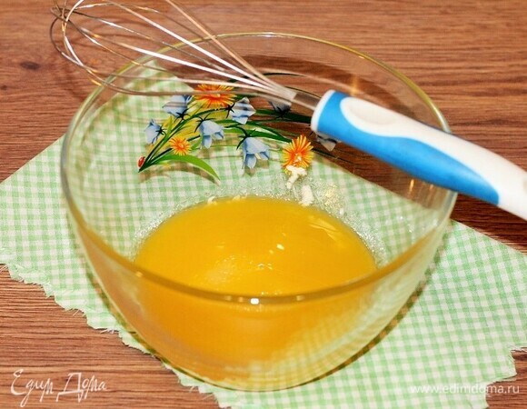 Добавляем сахарный песок и перемешиваем.