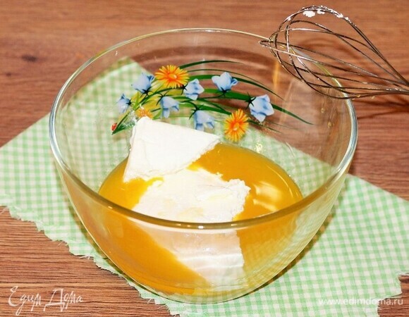 Творог перетираем при помощи сита и кладем в миску, перемешиваем.