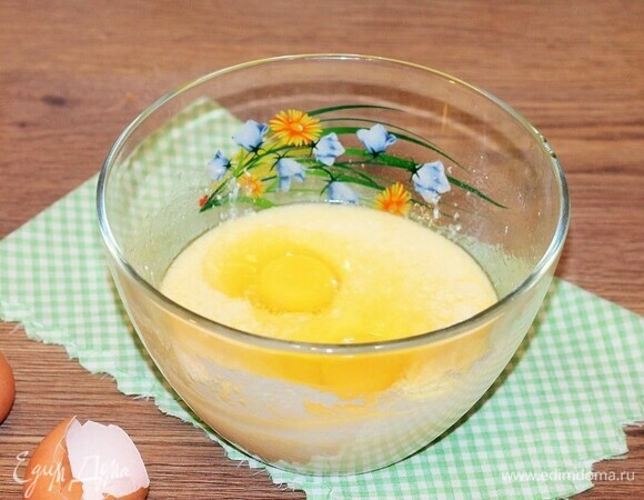 Добавляем в смесь куриные яйца (2 шт.) и взбиваем миксером до однородности.