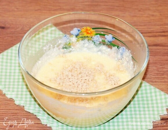 Вмешиваем кунжут в тесто.