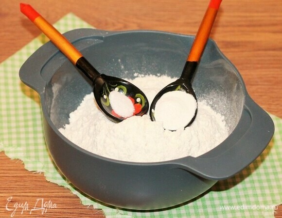 Муку смешиваем с разрыхлителем (1 ч. л.), ванилином и мелкой солью (1 щепотка).