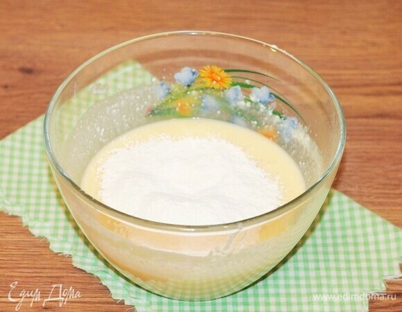 Затем мучную смесь просеиваем в миску с творожным тестом. Вмешиваем муку сначала ложкой, а потом взбиваем миксером (лопатками для теста) до однородности. Тесто очень густое. Даем тесту минут 20–30 настояться под крышкой. Тесто очень ароматное!