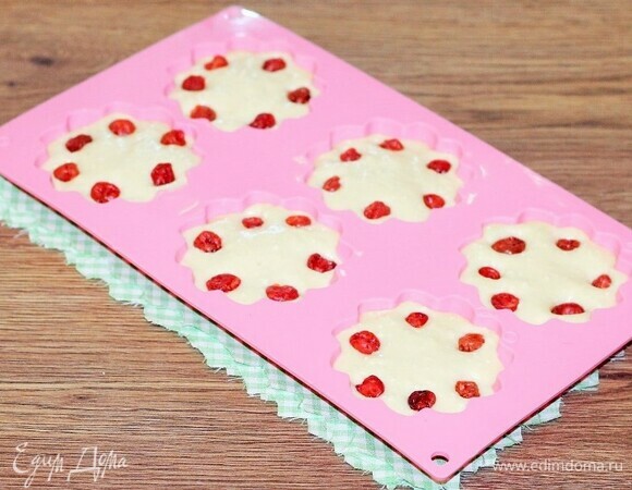 Кладем на тесто сушеную вишню, слегка притапливаем. У меня вишня сушеная, но мягкая. Если у вас очень сухая ягода, то предварительно залейте ее водой и дайте минут 30 настояться. Затем воду слейте, вишню обсушите на бумажном полотенце.