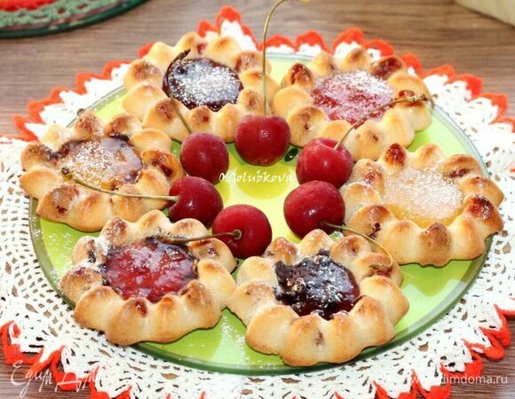 Затем изделия охлаждаем и украшаем разноцветным джемом.