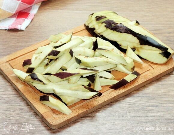 Баклажаны очищаем от шкурки (по желанию) и нарезаем небольшими полосками.