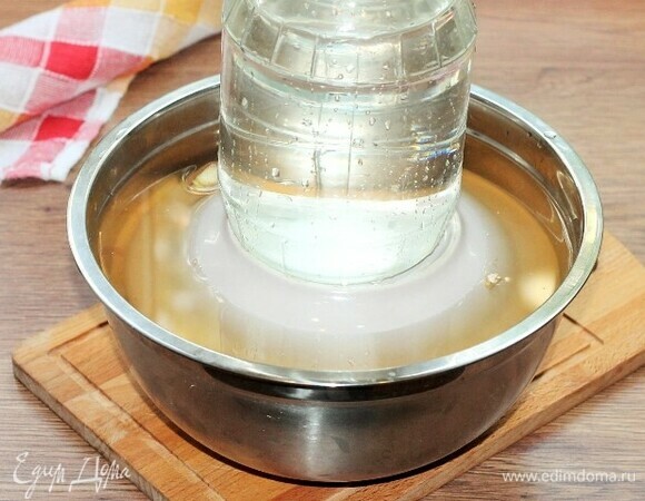 Накрываем баклажаны тарелкой и ставим груз, убираем в сторону на 30–40 минут.