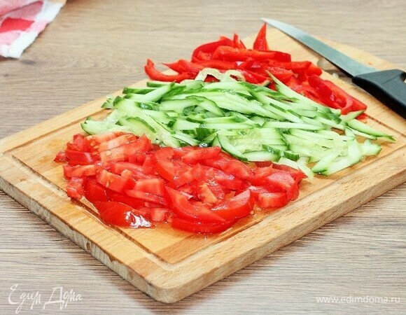 Подготовленные овощи — сладкий перец, огурец и помидоры (без мякоти) — нарезаем полосками.