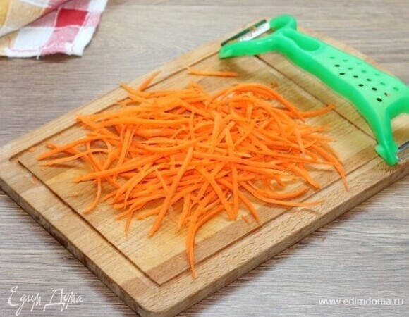 Очищенную морковь натираем на терке для корейской моркови.