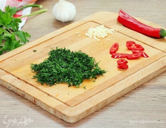 Мелко нарезаем зелень, острый перец — дольками, чеснок мелко рубим.
