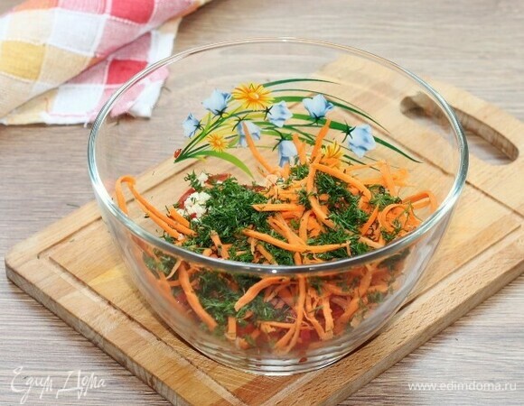 Выкладываем в большую миску нарезанные овощи (кроме огурца и баклажана) и зелень (немного оставляем для украшения).