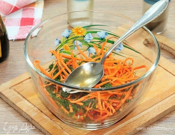 Добавляем соевый соус, по вкусу лимонный сок, молотый перец и соль, перемешиваем.