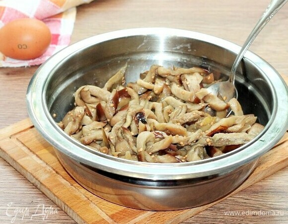 Удаляем воду из миски с баклажанами и хорошо их отжимаем рукой. Добавляем 1–2 взбитых куриных яйца, все зависит от объема баклажанов. У меня крупные баклажаны, я добавила 1 яйцо, как по рецепту, оказалось мало, надо было 2. Поняла уже при жарке. Перемешиваем так, чтобы яичная масса хорошо обволакивала кусочки баклажанов. При жарке такие кусочки будут хорошо прожариваться и зарумяниваться.