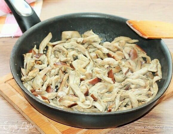 На хорошо разогретом растительном масле обжариваем острый перец чили и нарезанный зубчик чеснока до выделения аромата. Затем перец и чеснок удаляем и на чесночном масле жарим кусочки баклажанов до готовности и золотистого цвета.