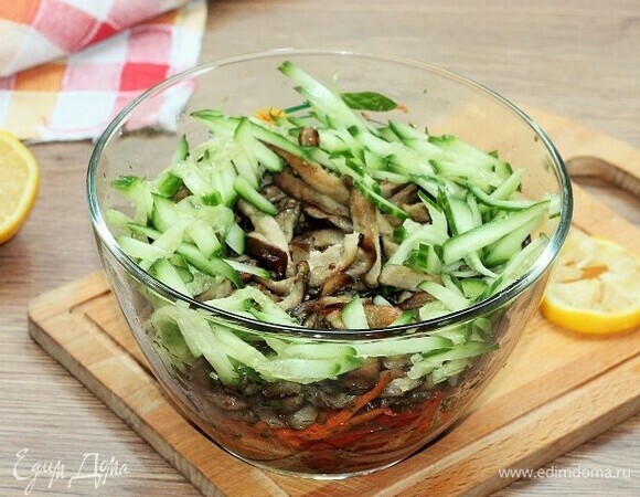 Выкладываем баклажаны в миску к овощам. Добавляем огурцы и перемешиваем.