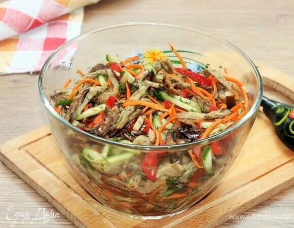 Пробуем на вкус. Даем салату немного времени (минут 10) под крышкой настояться и охладиться.