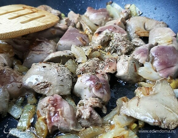 Обжариваем лук с небольшим количеством растительного масла. Добавляем печень и тимьян. Жарим минут 5, до готовности.